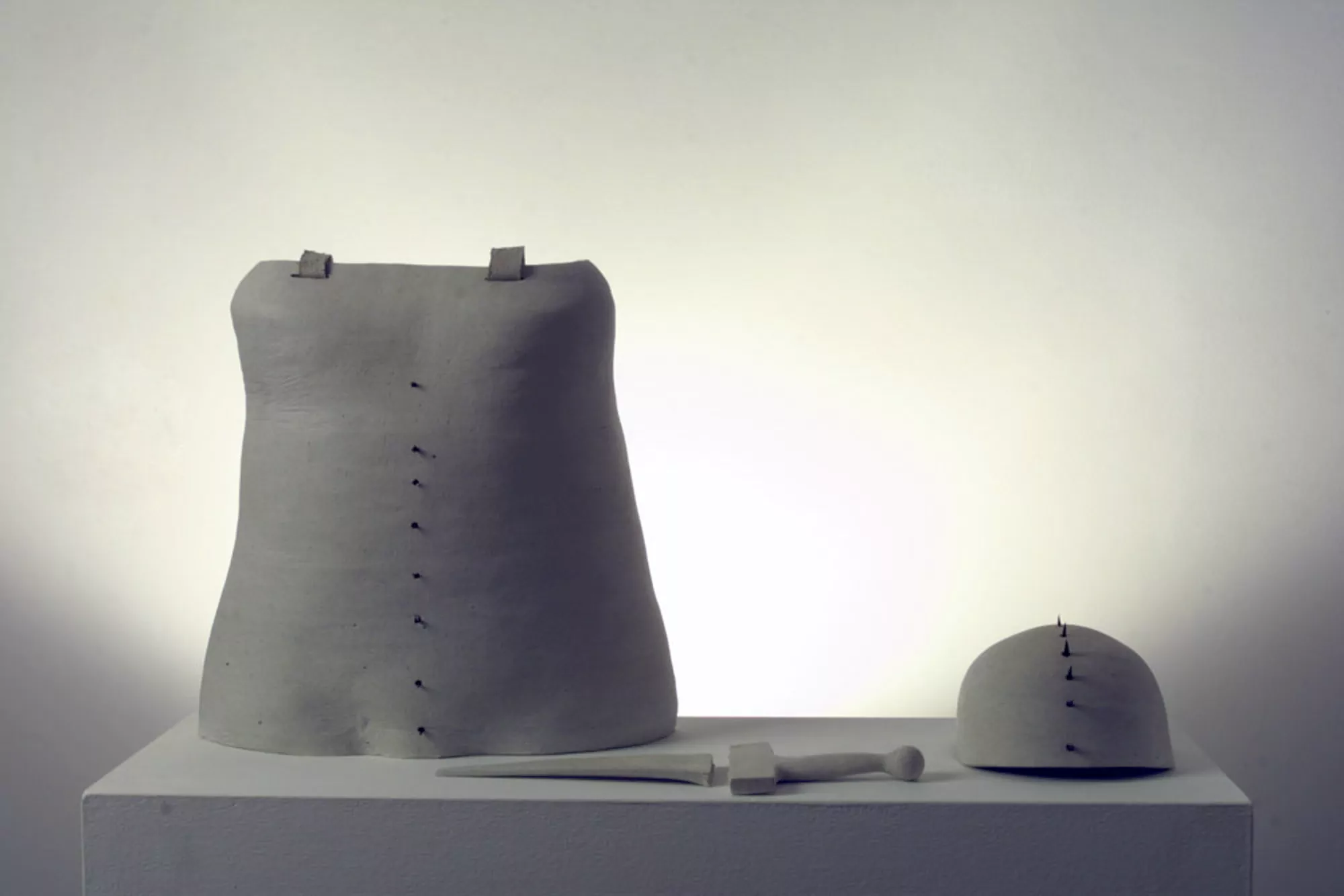 Armadura; coraza, casco y espada rota / Armor; breastplate, helmet, and broken sword